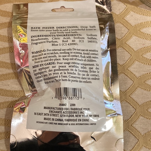 Glass jar with heart shaped ceramic lid filled with bath bomb and 8 bath fizzers - Picture 9 of 9